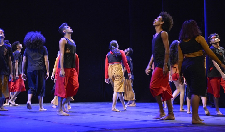 jovens dançando em palco